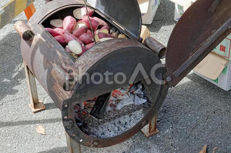 加熱中の焼き芋 コミュニティ,石焼イモ,焼き芋の写真素材