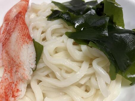 カニカマとワカメ入り冷やしうどん 冷やしうどん,うどん,麺類の写真素材