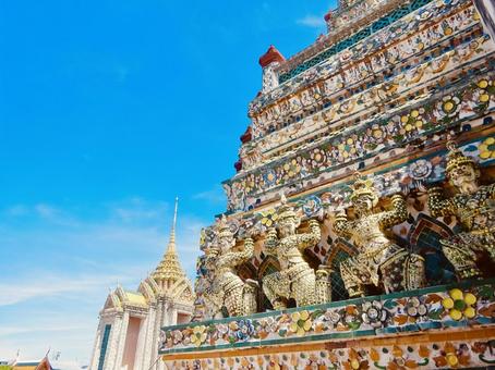 ワットアルンの美しい彫刻と青空 ワットアルンの美しい彫刻と青空の写真