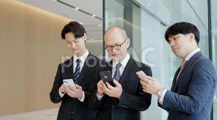 ITについて考えるビジネスパーソン ビジネスマン,it,考えるの写真素材