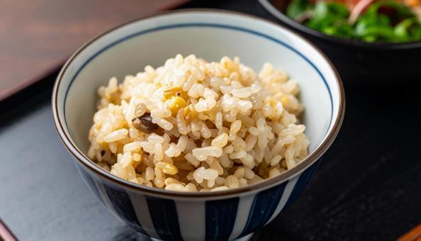 炊きたての雑穀米ご飯が入った茶碗 炊きたての雑穀米ご飯が入った茶碗の写真