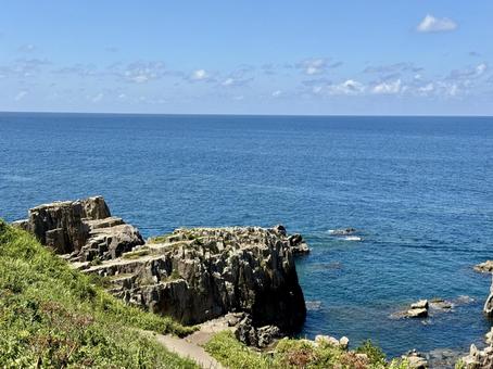 夏の福井県東尋坊 快晴の日本海 夏の福井県東尋坊 快晴の日本海の写真