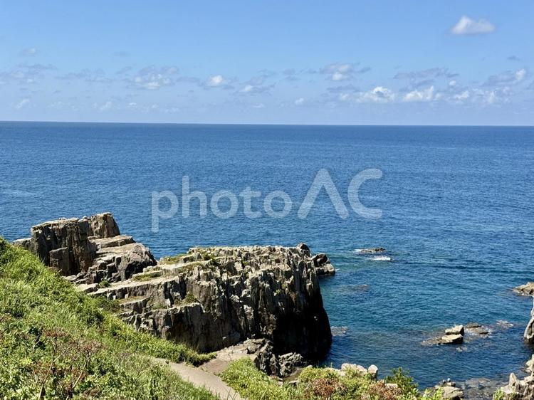 夏の福井県東尋坊　快晴の日本海 芝生,マイナスイオン,岸壁の写真素材