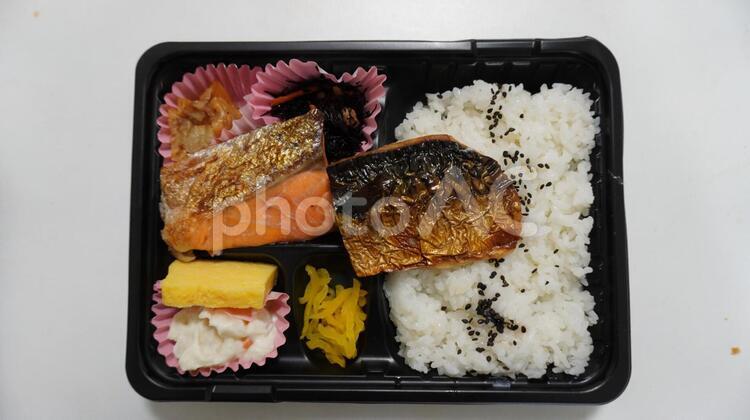 焼き魚弁当（鮭、鯖）のテイクアウト お弁当,焼き魚弁当,弁当の写真素材