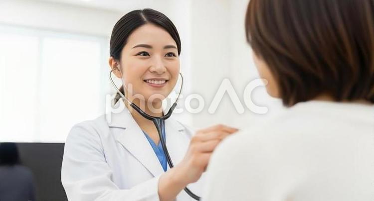 笑顔で診察をするアジア人医師 医者,医師,女性の写真素材