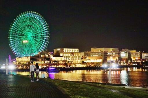 みなとみらいの夜景とカップル みなとみらい21,みなとみらい,観覧車の写真素材