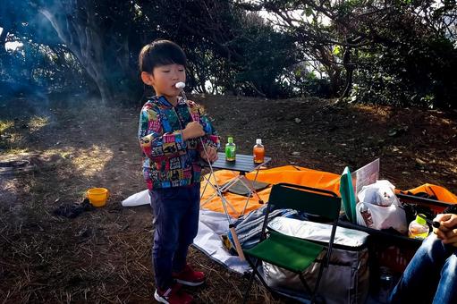 ＜素材＞焼きマシュマロを食べる男の子” 子供,焼きマシュマロ,キャンプの写真素材