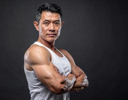 タンクトップを着た筋肉質の男性 タンクトップを着た筋肉質の男性の写真