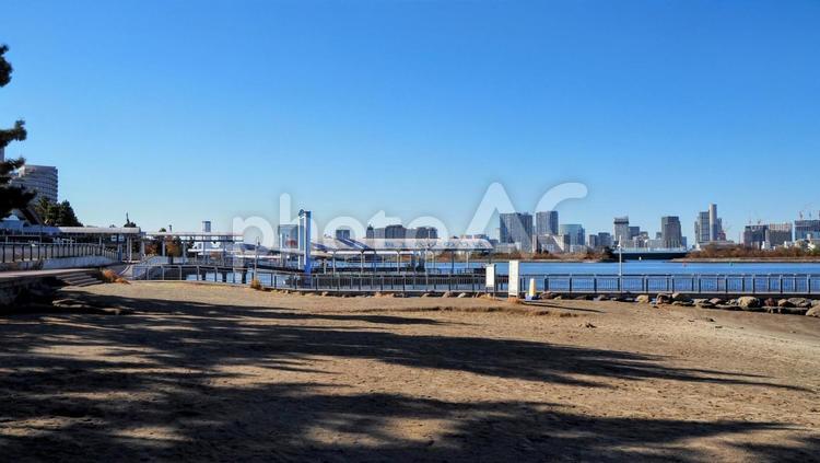船着き場＆対岸の高層ビル群・東京都お台場 冬,お台場海浜公園,船着き場の写真素材