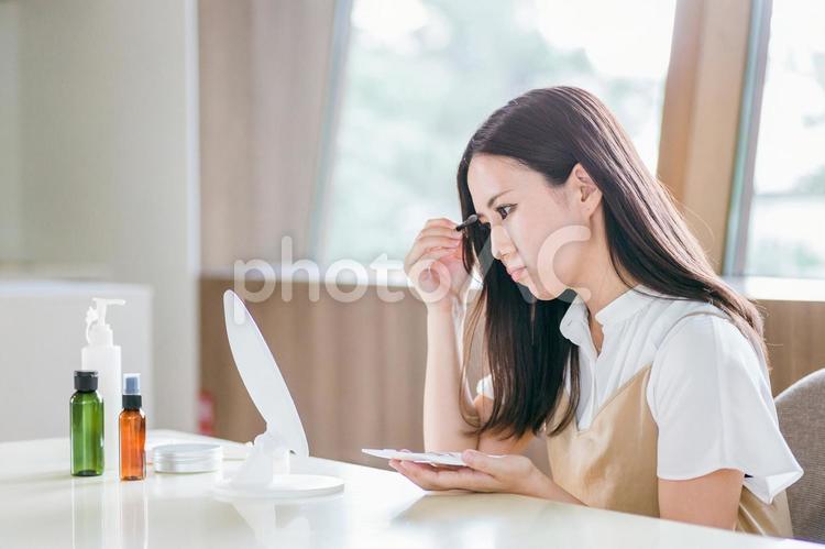 鏡の前でメイクする女性（困る） アイシャドウ,アイシャドー,アイメイクの写真素材