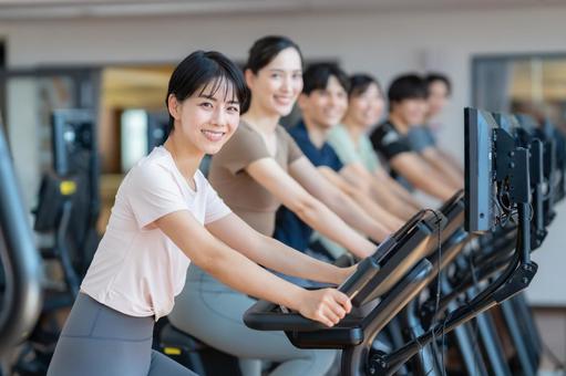 スポーツジムでトレーニングをする若い男女 スポーツジム,フィットネス,ダイエットの写真素材