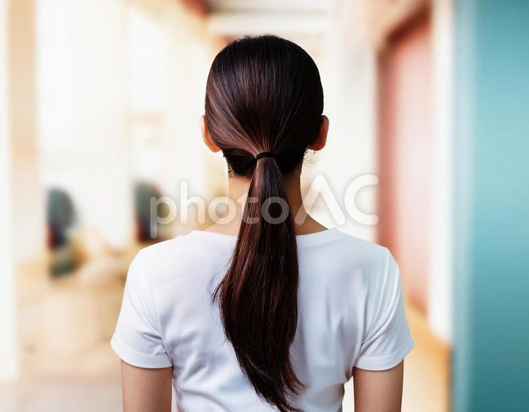 まとめ髪の白いTシャツを着た女性 女性,後ろ姿,tシャツの写真素材