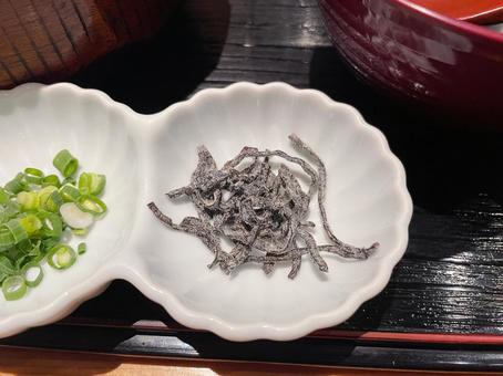 薬味のネギと昆布 薬味のネギと昆布の写真
