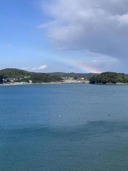 海と島と虹との写真
