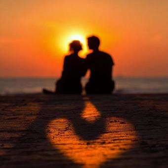 夕日のシルエットと影が美しい恋人の散歩 夕日のシルエットと影が美しい恋人の散歩の写真
