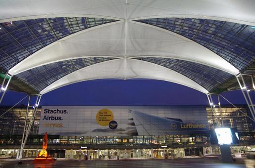 夜のミュンヘン空港ターミナル 夜のミュンヘン空港ターミナル 夜,夜景,空港の写真素材