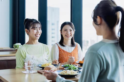 カフェでランチをする若い女性 カフェでランチをする若い女性 食事,ランチ,女子会の写真素材