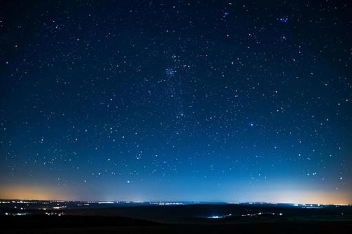 満天の星と地平線の街灯り 満天の星と地平線の街灯りの写真