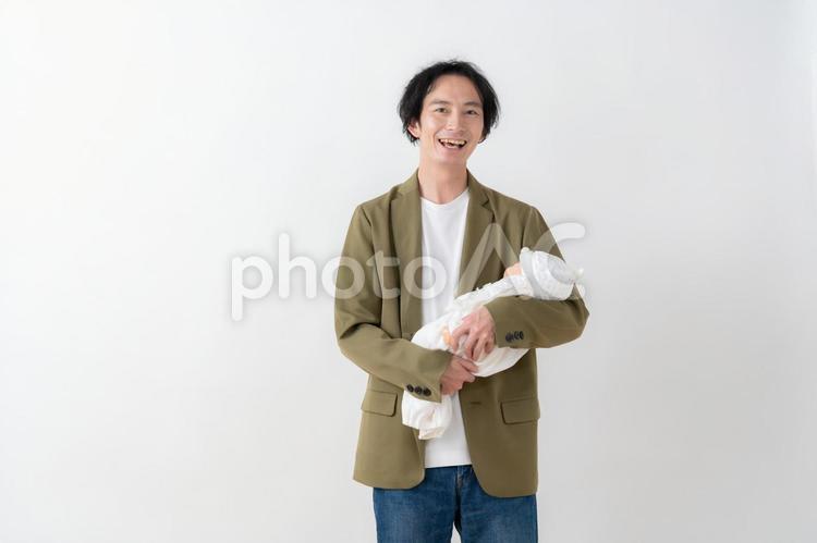 白バックの若い父親と赤ちゃん 家族,育児,男性の写真素材
