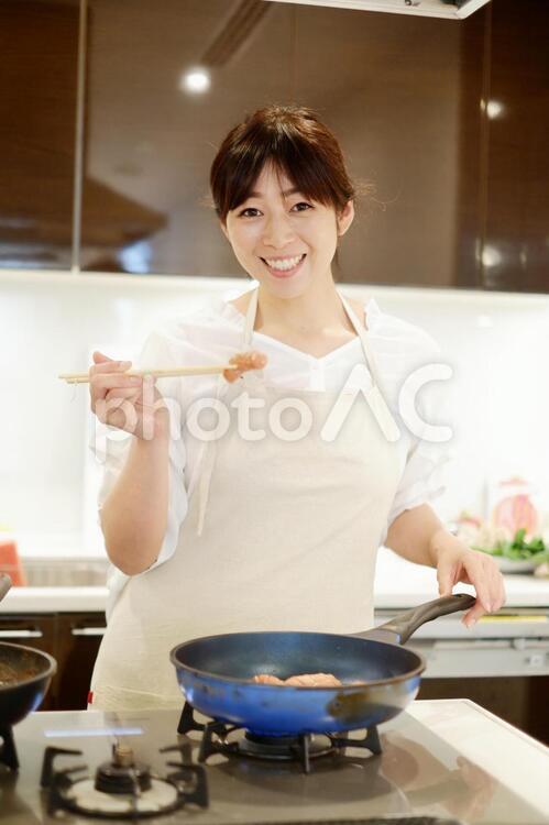 ウインナーを焼く料理研究家 料理研究家,女性,日本人の写真素材