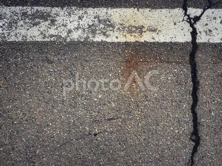 ひび割れたアスファルトの道路 道路,交通,テクスチャーの写真素材