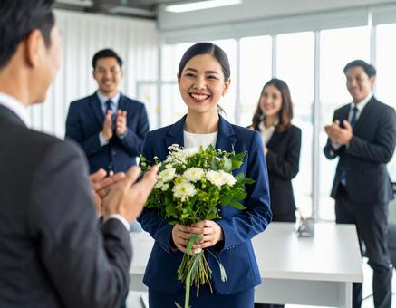 オフィスでの退職・転職の送別シーン オフィスでの退職・転職の送別シーンの写真