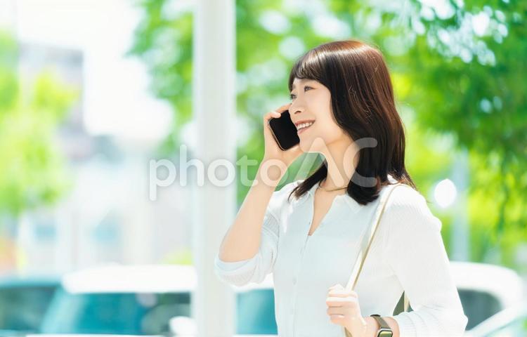 屋外でスマホを使う女性・ビジネスウーマン 女性,スマホ,スマートフォンの写真素材