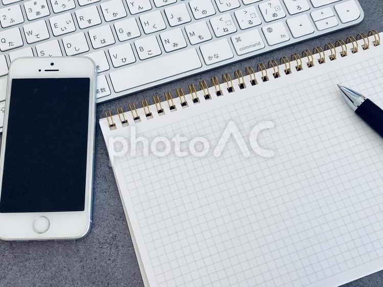 ノートとPC、スマホ（コピースペース有） リングノート,白紙,スマホの写真素材