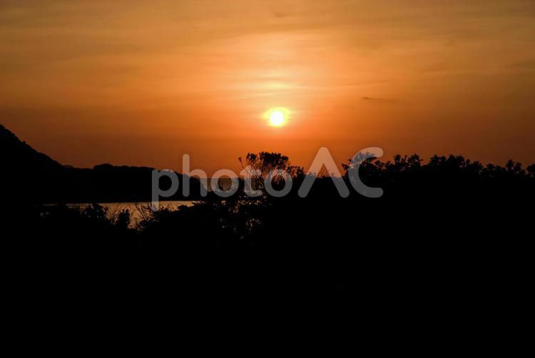 ※＜五島の風景＞燃えるような鐙瀬の朝日 夜明け,朝焼け,朝日の写真素材