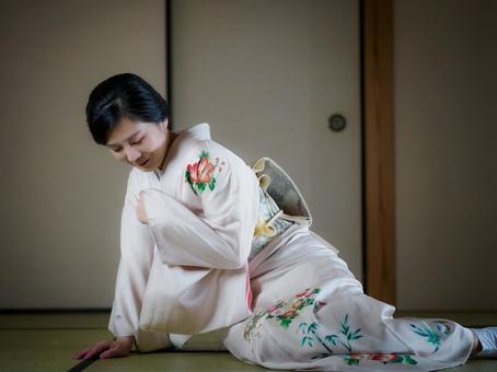 33:打ちひしがれる着物の女性 33:打ちひしがれる着物の女性 着物,つらい,崩れ落ちるの写真素材