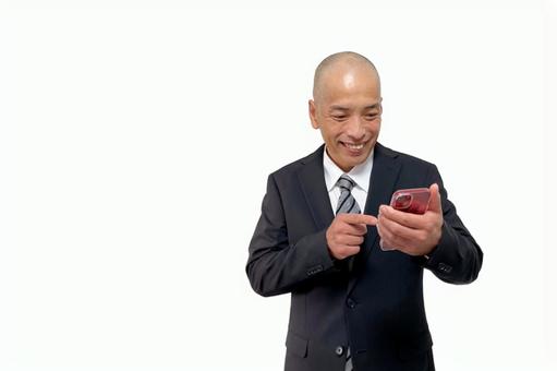 笑顔でスマホを操作するスーツの中年男性 男性,ビジネス,スーツの写真素材