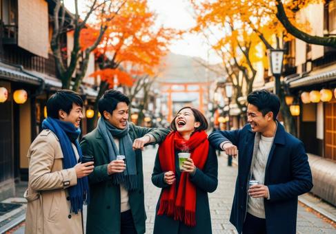 秋の旅先で楽しむ若者たち 秋の旅先で楽しむ若者たちの写真