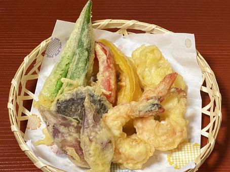 天ぷら盛り合わせ丸かご 天ぷら盛り合わせ丸かごの写真
