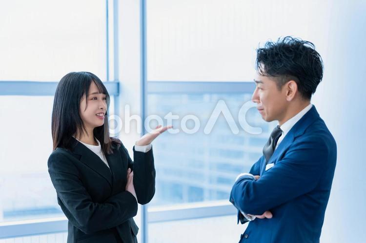 上司と話す部下のビジネスウーマン ビジネスマン,ビジネスウーマン,男性の写真素材