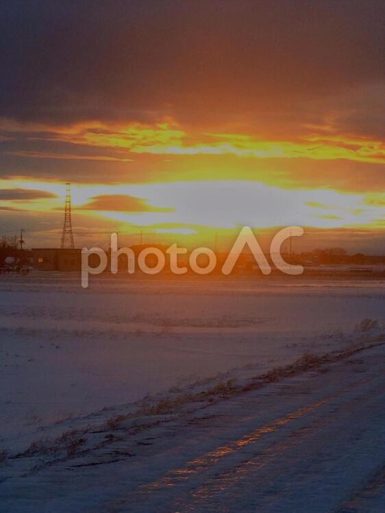 雪景色と夕焼け 雪景色と夕焼け 雲,夕焼け,空の写真素材