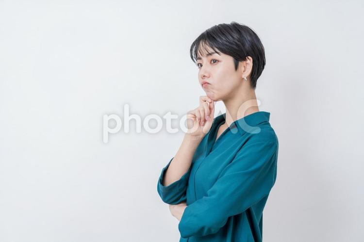 困って頬杖をつくビジネスウーマン。 ビジネスウーマン,ビジネス,女性の写真素材