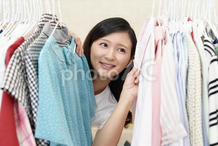 洋服のコーディネートを楽しむ女性 女性,主婦,おしゃれの写真素材