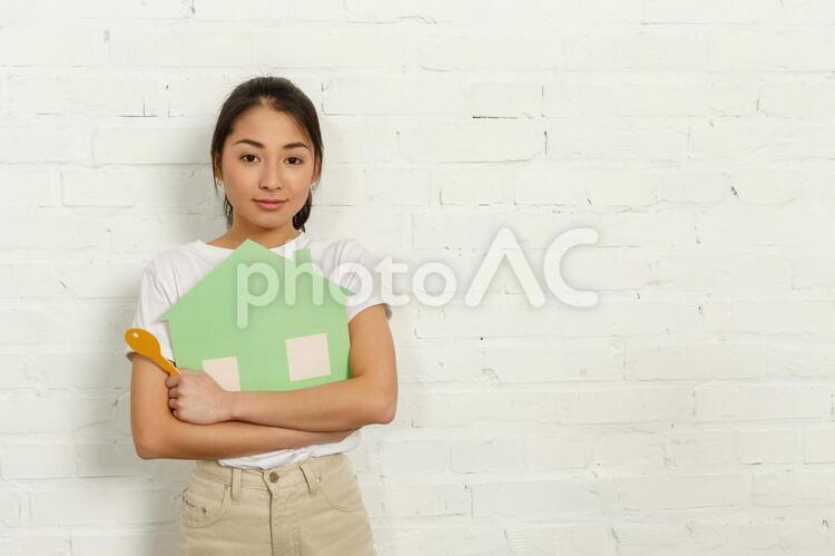 紙の家を抱える女性 女性,抱える,家の写真素材
