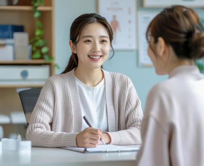 会話する女性 会話する女性の写真