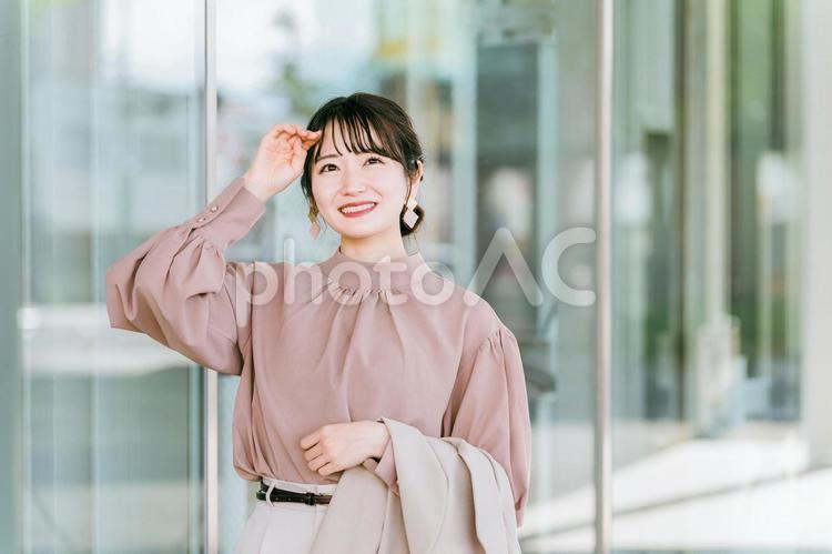 紫外線を浴びるビジネスウーマン（美白） 紫外線,女性,ビジネスウーマンの写真素材