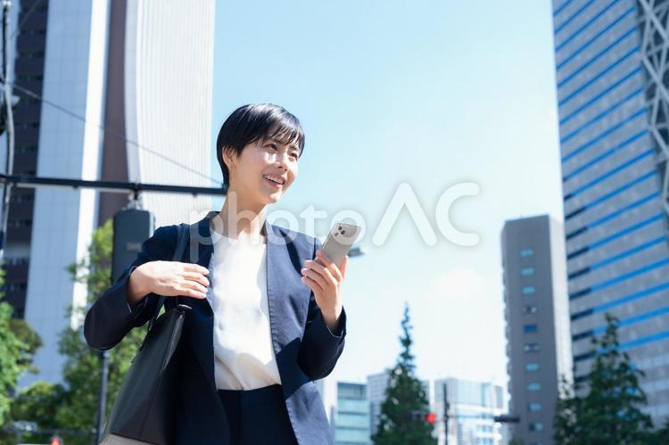 オフィス街で働く若いビジネスウーマン ビジネス,女性,ビジネスウーマンの写真素材
