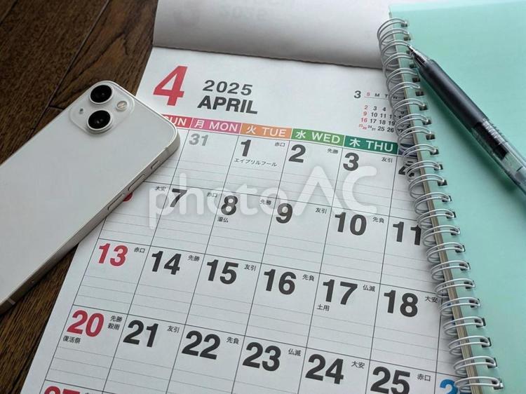 4月カレンダー、スマホ、ノート、ペン 4月,カレンダー,机の写真素材