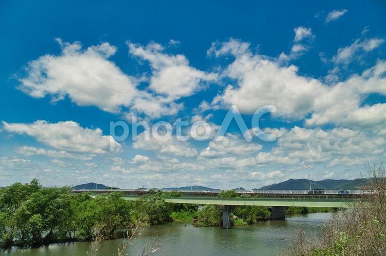 青が濃い快晴の空と川 青空,晴天,スカイブルーの写真素材