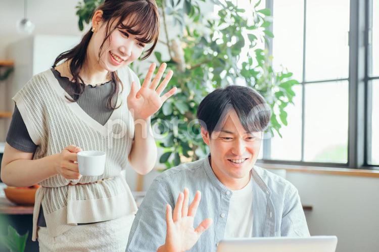 テレワークする男性と女性 テレワーク,夫婦,コーヒーの写真素材