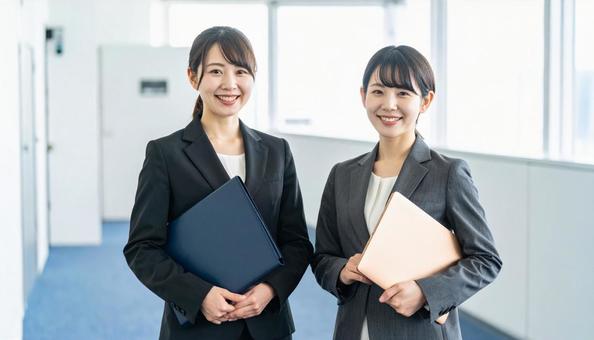 笑顔のビジネスマン二人の写真