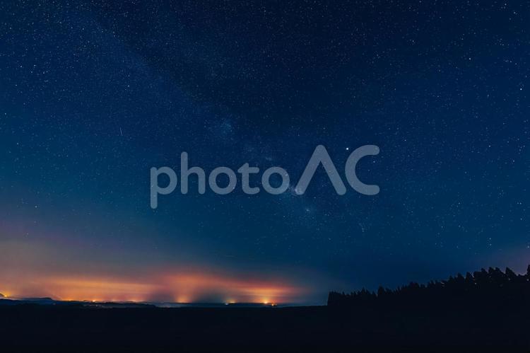 フィルム風の夏の星空 天の川,夏の大三角,満天の星空の写真素材