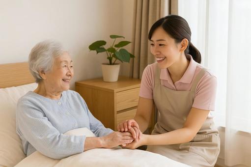手を握る介護支援の写真