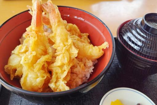 Photo, bowl of rice and fried fish, the sea is old, bowl items, 