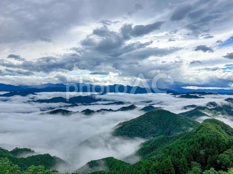 城峯山山頂から雲海の景色を見る 城峯山,展望台,山頂の写真素材