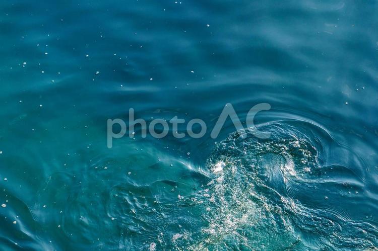 水面に漂う渦と青い波 水,液体,背景の写真素材